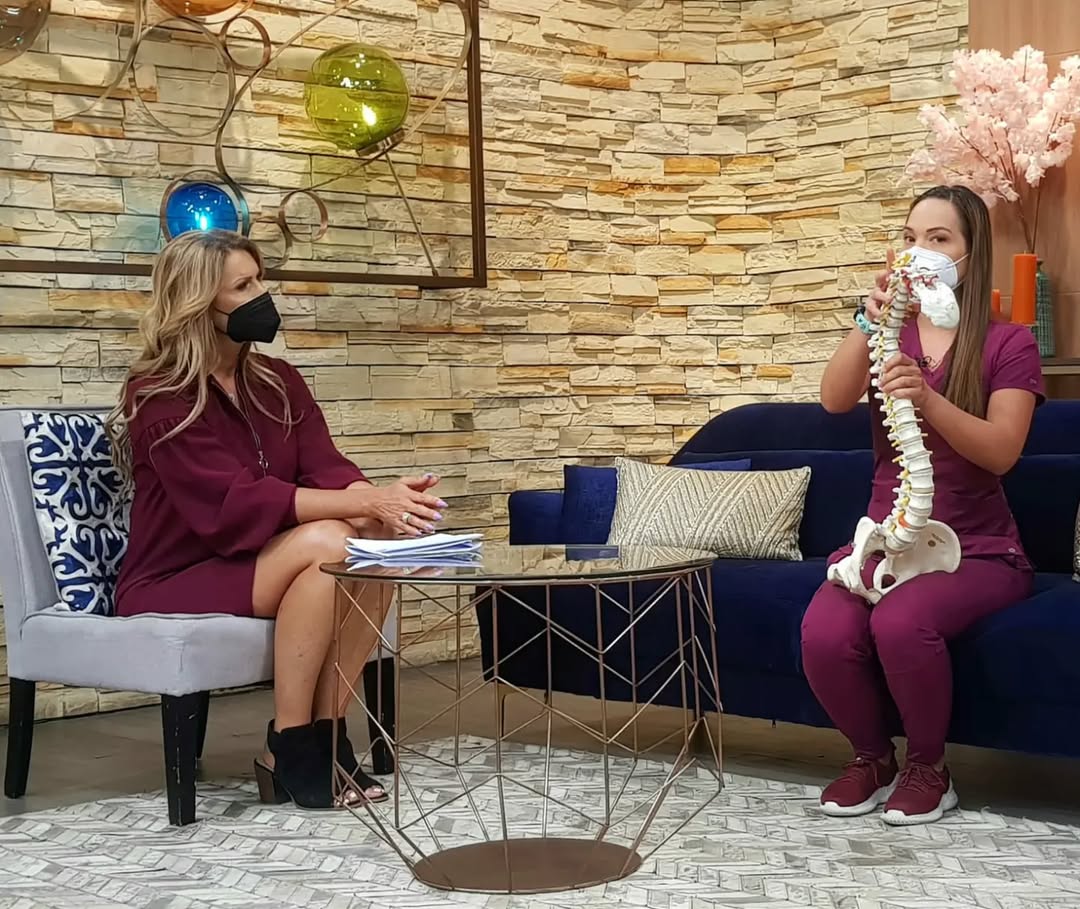 Laura Lizano en entrevista de televisión sobre fisioterapia