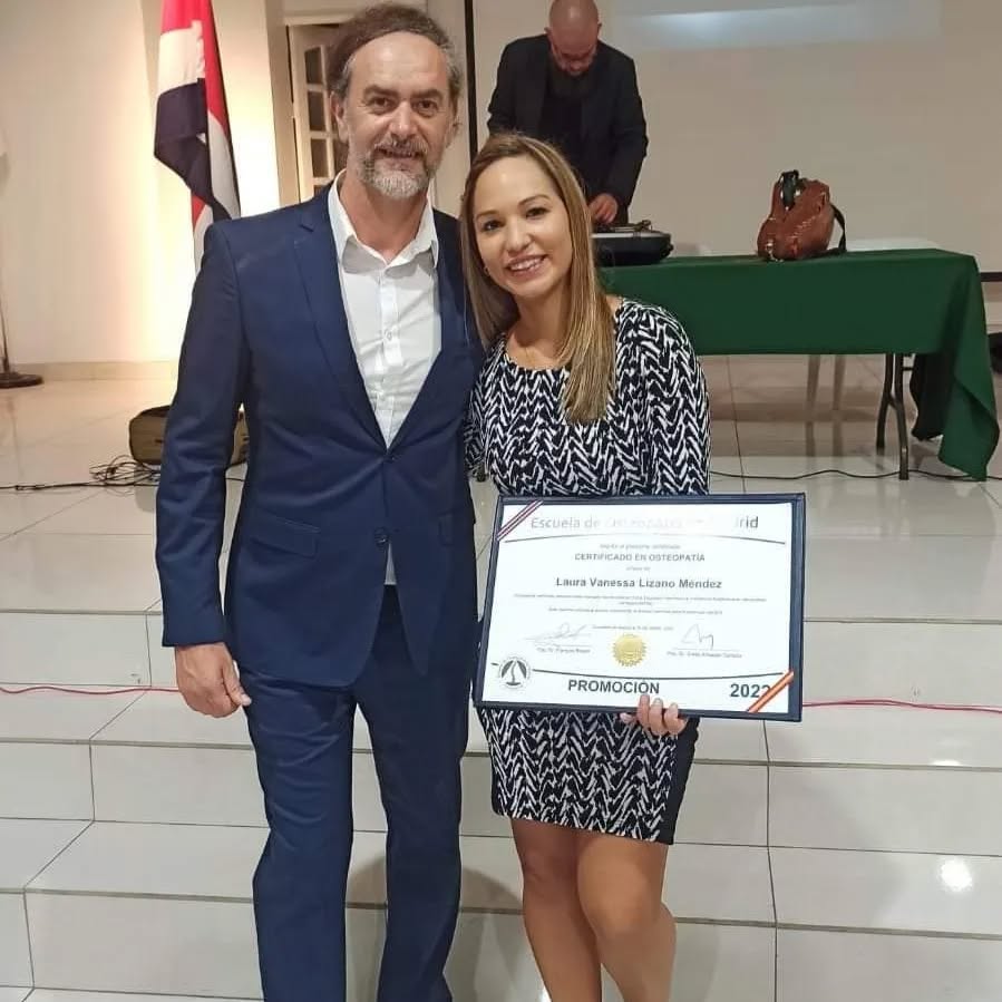 Laura Lizano con certificado de Osteopatía de la Escuela de Madrid